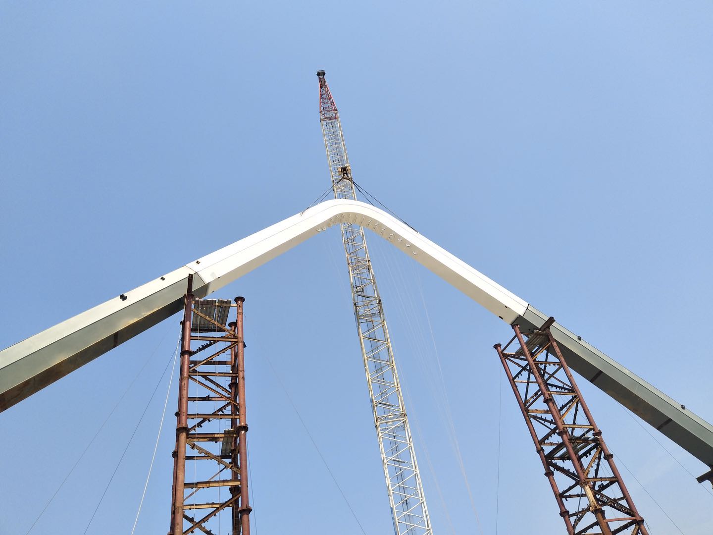 紫荊路跨龍王港河橋順利完成主拱合龍！