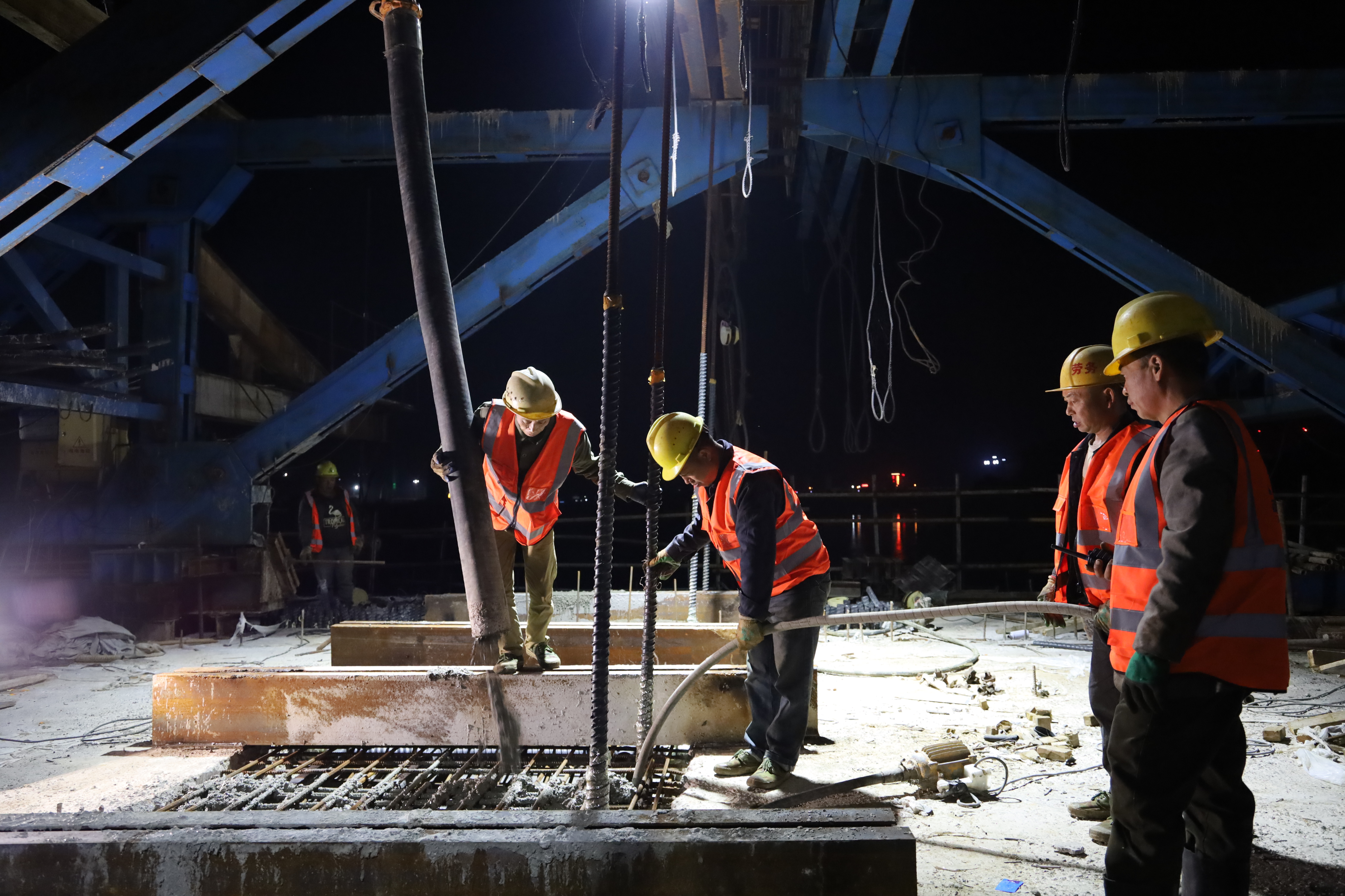 紅壁巖大橋中跨合龍段施工順利完成！