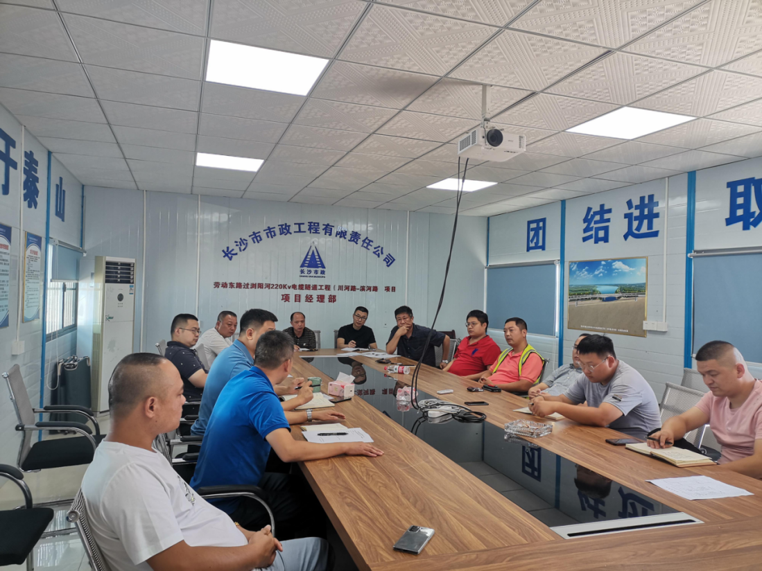 獻(xiàn)禮國(guó)慶 | 勞動(dòng)?xùn)|路過瀏陽(yáng)河220kV電纜隧道工程頂進(jìn)設(shè)備順利完成吊裝！